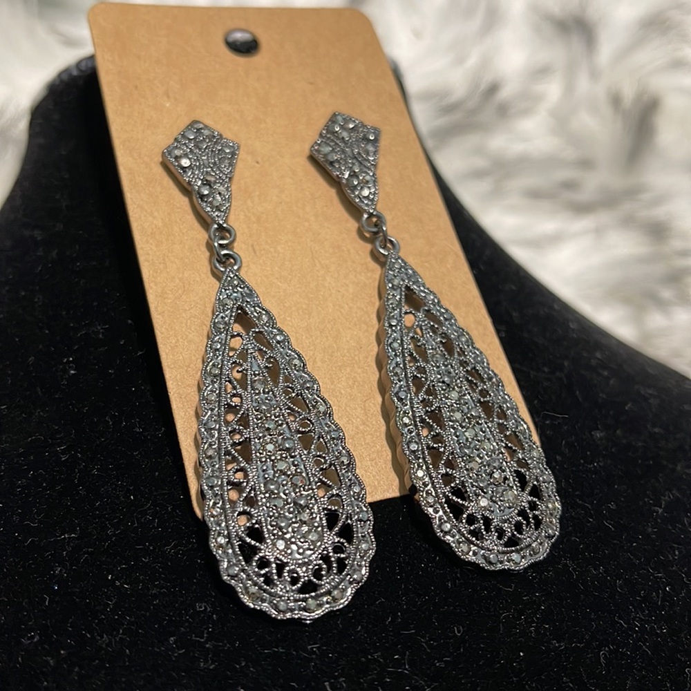 NWOT Lightweight Pewter Ornate Deco Style Teardrop Post Earrings